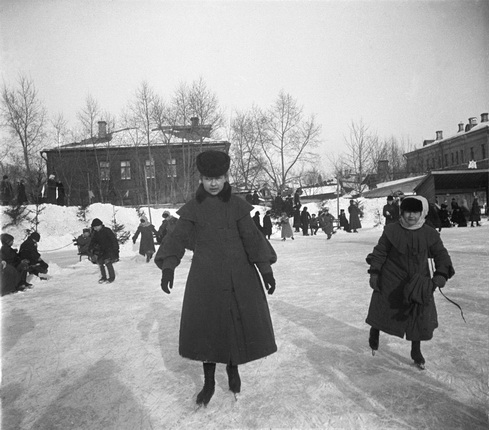 Vladimir Shukhov.
Moscow skating rink. Daughters Ksenia and Vera
1906.
Private collection
