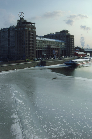 Из серии «Город √ лед, река»