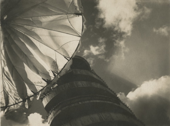 Eleazar Langman.
Parachute tower. Gorky Central Park of Culture and Leisure, Moscow, 1939.
Author's silver gelatin print.
MAMM collection