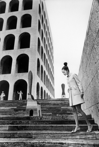 Elisabetta Catalano. Sculptures by Mario Ceroli. Rome. 1970s © Archive by Elisabetta Catalano