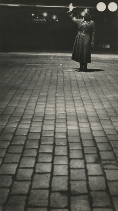 Eleazar Langman.
Traffic controller at the corner of Gorky and Gruzinskaya Streets. 1935.
Author's silver gelatin print.
Private collection, Moscow