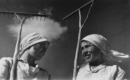 George Petrusov.
The Collective Farmers. 
1935. 
Moscow House of Photography Museum Collection