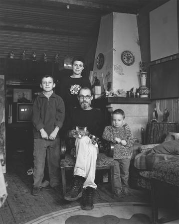 Vladimir Mishukov.
The family of a doctor. From a series “The cult of family”. Moscow.
2003-2005.
The collection of the Moscow House of Photography, author’s collection
