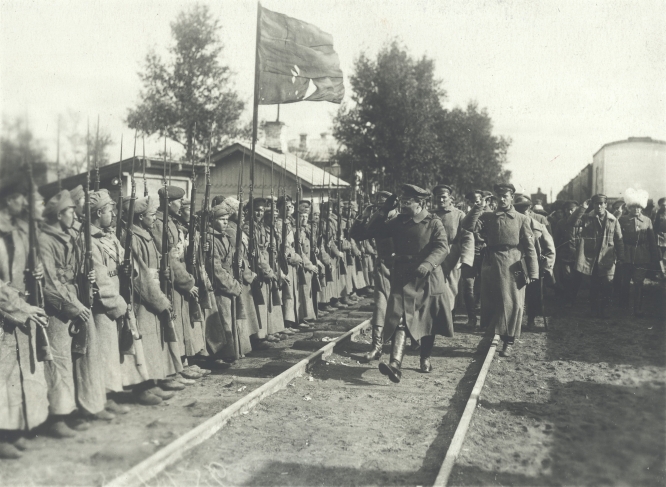 Неизвестный автор.
Лев Троцкий приветствует солдат. 1919.
Собрание МАММ