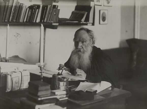 Leo Tolstoy at his work place in the Yasnaya Polyana homestead. 1909.
Photo by Chertkov.
State museum of Leo Tolstoy collection