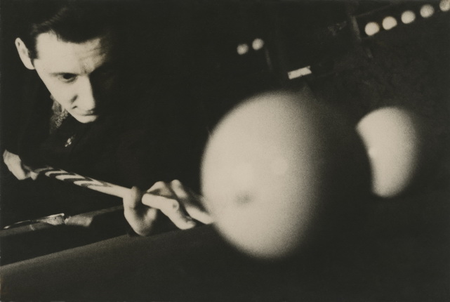 Eleazar Langman.
Game of billiards. 1928-30.
Author's silver gelatin print.
Private collection, Moscow
