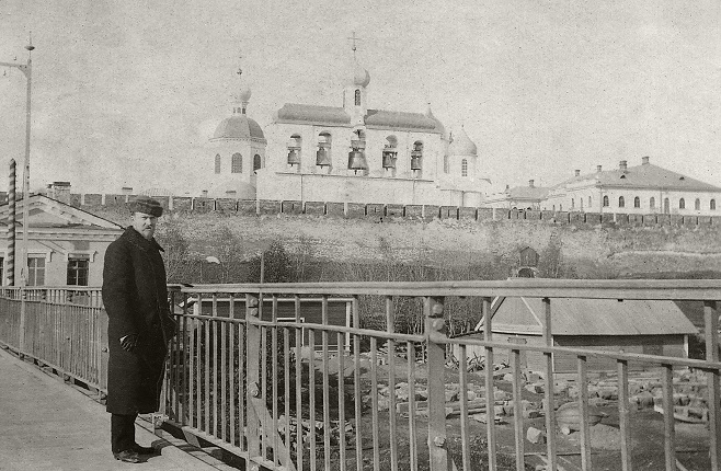 D. Stelletskiy. Boris Kustodiev on the bridge across the river. Volkhov against the background of the Novgorod Kremlin. St. Sophia's belfry. Astrakhan State Picture Gallery. P.M. Dogadina