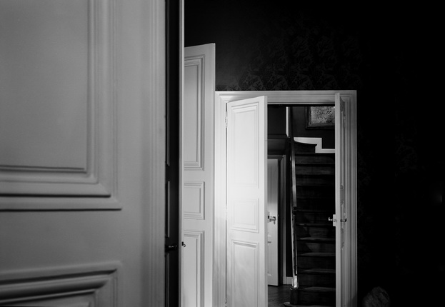 Александра Катьер.
Двери.
2011.
Серебряно-желатиновая печать на баритовой бумаге
