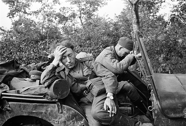 Unknown author. Military photojournalist Arkady Shaikhet in moments of rest, 1944.
Private collection