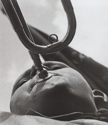 Alexander Rodchenko.
Pioneer-Trumpet Player. 1930.
Artist’s silver gelatin print.
Collection of Moscow House of Photography Museum / Multimedia Art Museum Moscow.
© A. Rodchenko – V. Stepanova Archive.
© Moscow House of Photography Museum