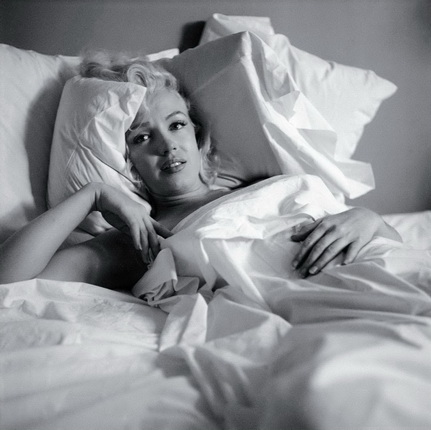 «В постели».
Для журнала Look, Беверли-Хиллз, 1953.
Мэрилин Монро, фотограф Милтон Х. Грин.
Портреты представлены Chopard