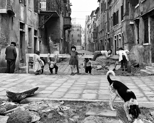 Elio Ciol.
Playing in Chioggia,
1961.
© Elio Ciol