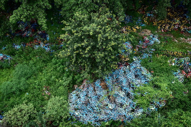 Wu Guoyong.
Shenzhen, China.
The green plant yard next to a residential area was temporarily used as a cleanup stacking point for shared bicycles. 2018
© Wu Guoyong