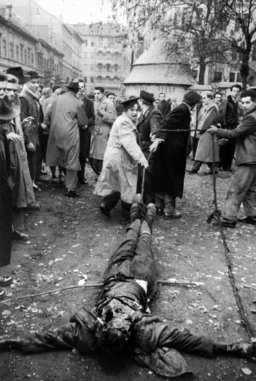 © Mario De Biasi 
Budapest. Linciaggio del cadavere di un agente dell’Avh, 1956