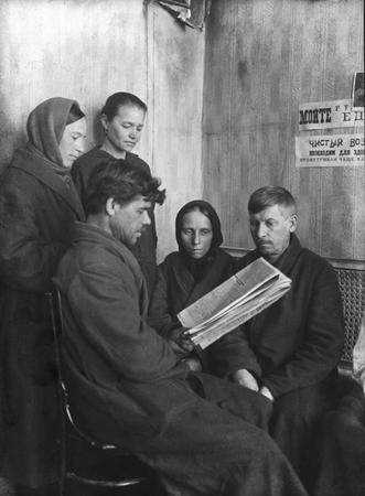 Leonid Shokin.
Reading of the newspaper in hospital. 
1930. 
Moscow House of Photography