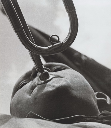 Alexander Rodchenko.
Pioneer-Trumpet Player. 1930.
Vintage Print.
Collection of Moscow House of Photography Museum / Multimedia Art Museum Moscow.
© A. Rodchenko – V. Stepanova Archive.
© Moscow House of Photography Museum