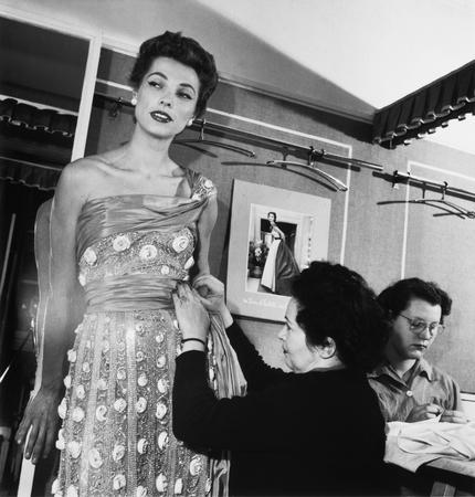 Janine Niepce.
Fitting at Dior. 
1950. 
Avenue Montaigne, Paris. 
©Janine Niepce/RAPHO