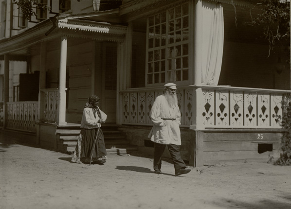 Leo Tolstoy and the peasant at Yasnaya Polyana homestead. 1908.
Photo by Bulla.
State museum of Leo Tolstoy collection