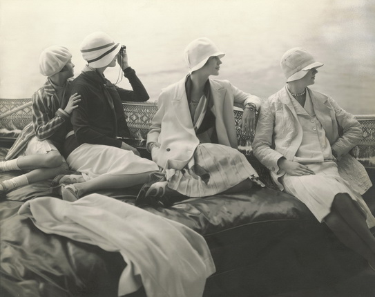 Edward Steichen.
On George Baher's yacht. June Cox wearing unidentified fashion; E. Vogt wearing fashion by Chanel and a hat by Reboux; Lee Miller wearing a dress by Mae and Hattie Green and a scarf by Chanel; Hanna-Lee Sherman wearing unidentified fashion.
1928.
Courtesy Condé Nast Archive.
© 1928 Condé Nast Publications