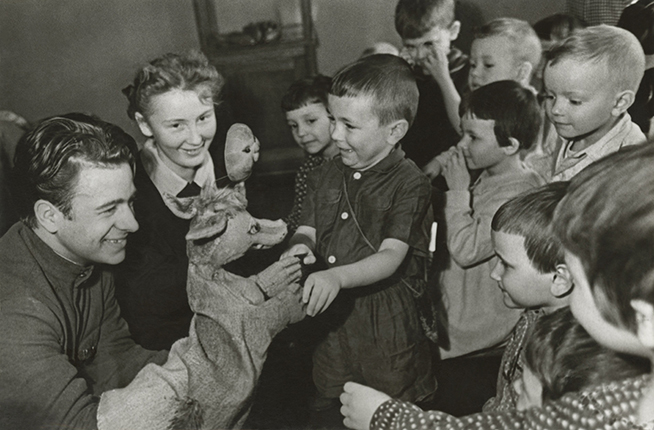 Михаил Грачев. 
Дети в кукольном театре.
1950-е.
Собрание МАММ