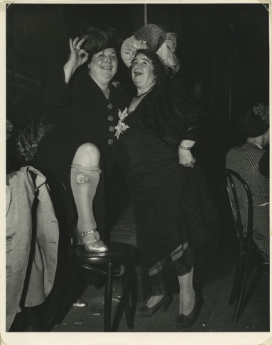 Weegee.
[Billie Dauscha and Mabel Sidney, Bowery entertainers, New York], December 4, 1944.
© Weegee/International Center of Photography/Getty Images