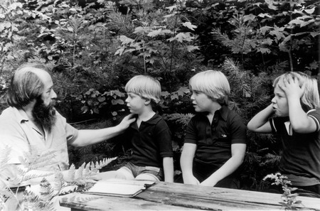 Unknown author.
Alexander Solzhenitsyn with his sons. Lesson. Vermont.
Summer 1980.
A. Solzhenitsyn family archive