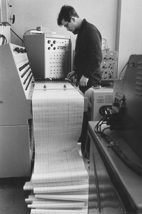 Vsevolod Tarasevich.
Candidate of Medical Sciences Igor Podolsky checks the progress of an experiment on electrophysiological equipment for researching conditioned reflexes in animals. Emotional memory laboratory.
USSR Academy of Sciences Institute of Biophysics.
Moscow region, town of Pushchino, 1974-1976.
Silver gelatin print.
MAMM collection