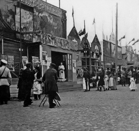 Maxim Dmitriev.
Nizhny Novgorod Fair. Near the Nikitin Brothers' Circus.
1900s.
Collection of Nizhny Novgorod Oblast Audio-Visual Documentation Archive