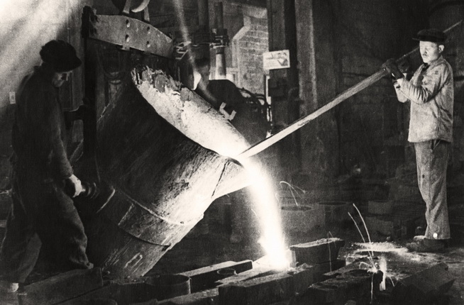 Unknown photographer.
Pouring steel into forms in the Smelting Shop of the Mechanical-Repair Plant.
Norilsk.
1944