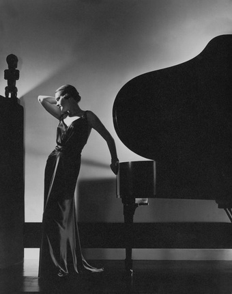 Edward Steichen.
Black: Model Margaret Horan in a black dress by Jay-Thorpe.
Vogue, 1935.
Courtesy Condé Nast Archive.
© 1935 Condé Nast Publications
