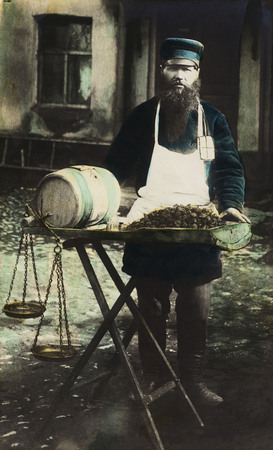Неизвестный автор.
Торговец грушами. 
1910-е.
Музей «Московский Дом фотографии»