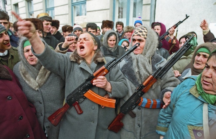 Участники многодневного митинга. Грозный. 
1994