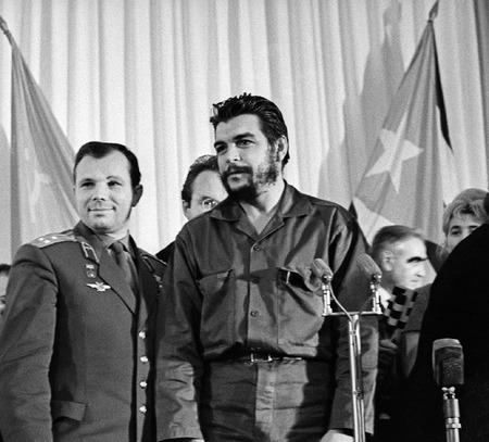 Виктор Ахломов.
Юрий Гагарин и Че Гевара. Москва. 
11 мая 1964. 
Собрание автора