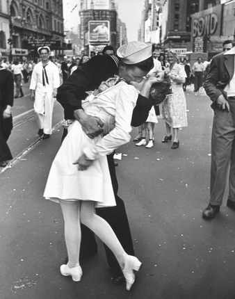 Alfred Eisenstaedt.
An American sailor clutching a white-uniformed nurse in a kiss while thousands jam the Times Square area.
NEW YORK, UNITED STATES - AUGUST 14.
1945.
© Alfred Eisenstaedt // Time Life Pictures / Getty Images