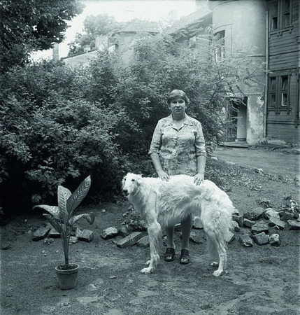 Inta Ruka.
Irina Likhareva with dog Dasha. 
2005. 
From the series Amayalis 5 street. 
Thanks to Baukunst Galerie, Cologne