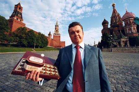 Шоколадный король России Андрей Коркунов позирует фотографу ранним утром на Красной площади