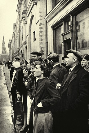 Yevgeny Khaldei.
Listening to an announcement of the beginning of the Great Patriotic War. Moscow, 25 Oktyabrya str. 
June 22, 1941. 
Collection of Multimedia Art Museum, Moscow