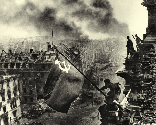 Евгений Халдей.
Знамя над Рейхстагом. Берлин. 1 мая 1945.
Из собрания МАММ/МДФ