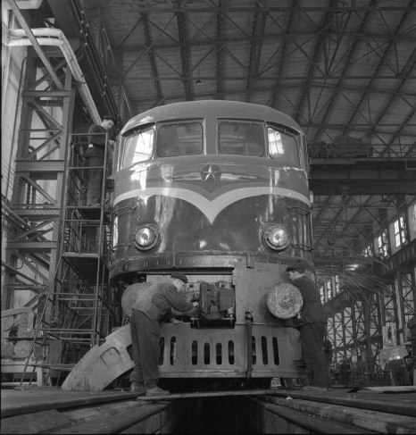 Georgiy Petrusov.
In a locomotive depot. A loco repairs. 1950s.
Museum “Moscow House of Photography”