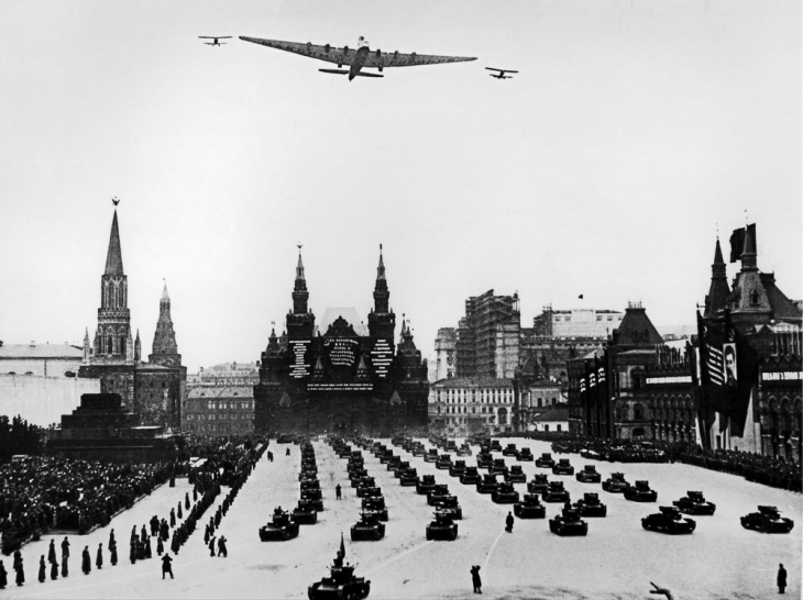 Неизвестный автор
Самолет «Максим Горький» в сопровождении двух истребителей над Красной площадью во время военного парада. Москва
1934