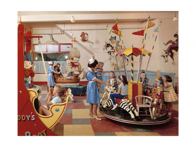 Эльмар Людвиг. Центр отдыха «Батлинс Эр».  Детская игровая комната. 1967—1972 © John Hinde Archive