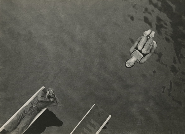 Елеазар Лангман.
Прыжок в воду. 1932.
Авторский серебряно-желатиновый отпечаток.
Частное собрание, Москва