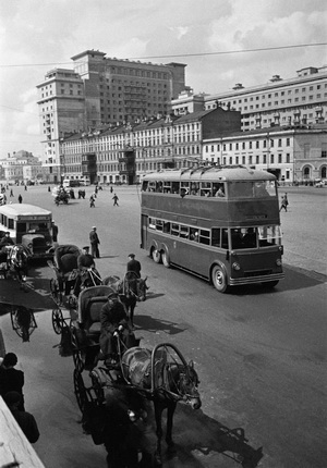 Arkadiy Shaikhet.
[Okhotnoye Ryad]. Street traffic. Moscow, 1935.
Silver gelatin print