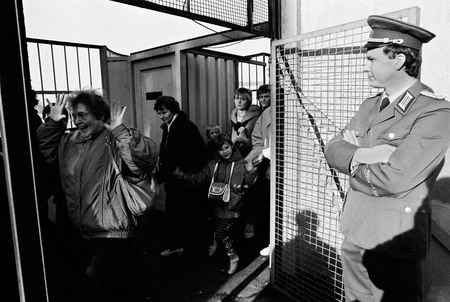 Клаус Ленартц.
Падение Берлинской стены. 
11 ноября 1989. 
Пропускной пункт на Обербаумбрюкке. 
© Федеральное ведомство печати и информации BPA