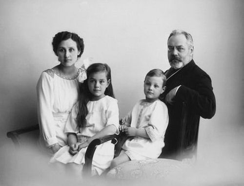 Неизвестный автор.
Александр Иванович Гучков с семьей,
1910-е