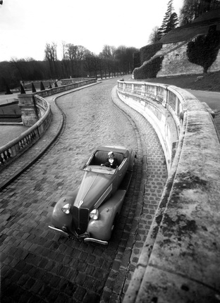 Robert Doisneau.
Renault Nervasport. Parc de Saint-Cloud, 1937.
© Atelier Robert Doisneau
