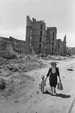 Yevgeny Umnov.
The restoration of Stalingrad. June 17, 1944. MAMM collection