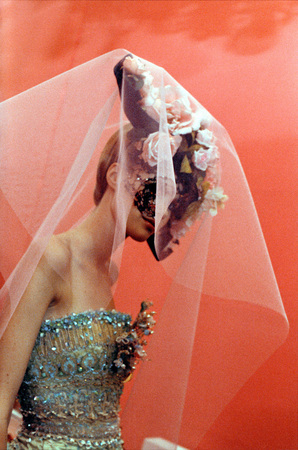 Франсуаза Югье.
Высокая Мода, Кристиан Лакруа, коллекция весна-лето 1997. 
январь 1997. 
©Francoise Huguier. 
Собрание автора, Париж