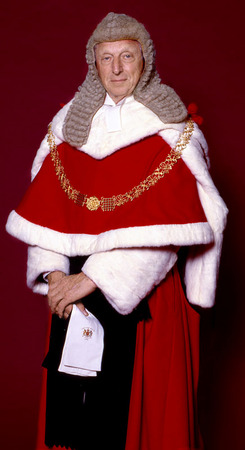 Кристиан Курреж.
Достопочтенный лорд Вульф. Лорд главный судья Англии и Уэльса.
2003