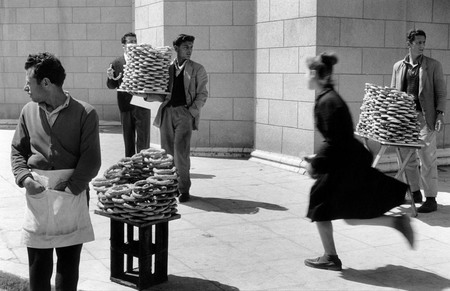 Сабина Вайс.
Греция. Продавец греческого пасхального печенья «кулурья».1958. 
© Sabine Weiss/Rapho